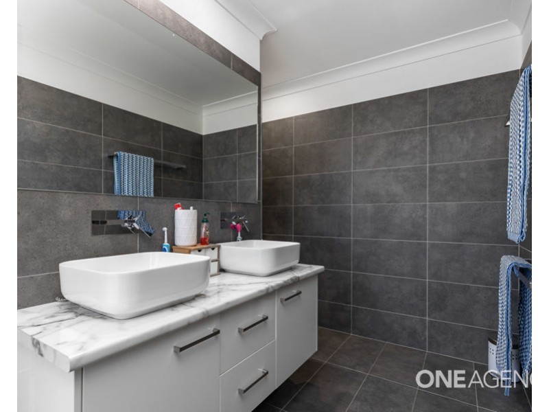 2 CHIPP PLACE, Lloyd NSW 2650