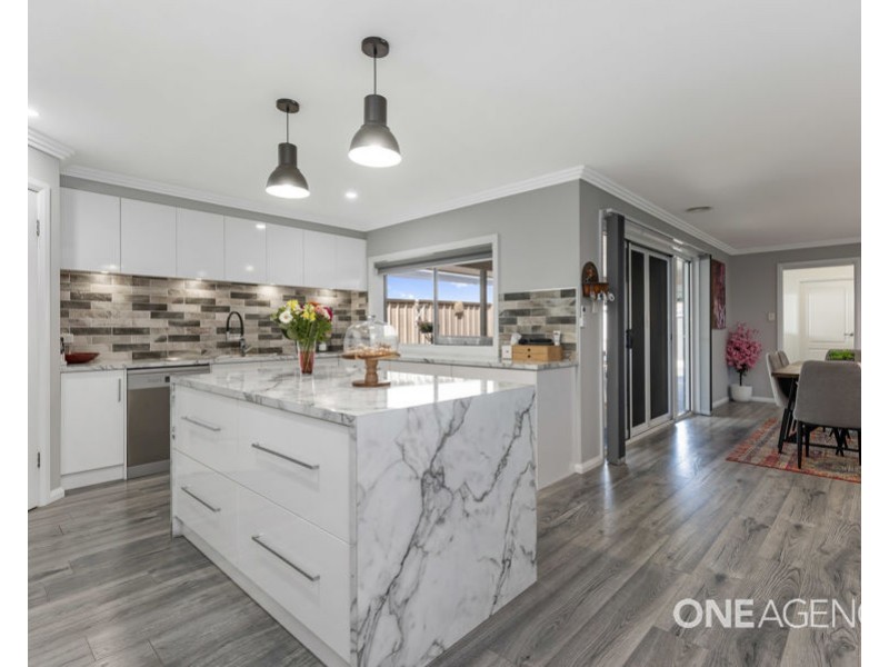 2 CHIPP PLACE, Lloyd NSW 2650