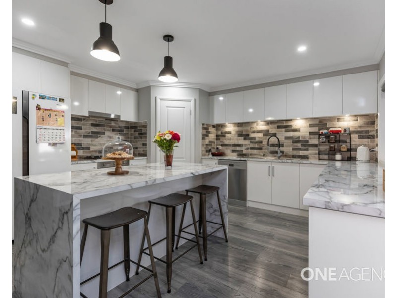 2 CHIPP PLACE, Lloyd NSW 2650