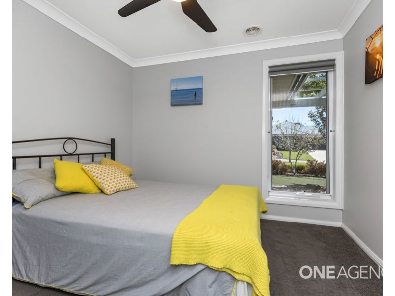 2 CHIPP PLACE, Lloyd NSW 2650