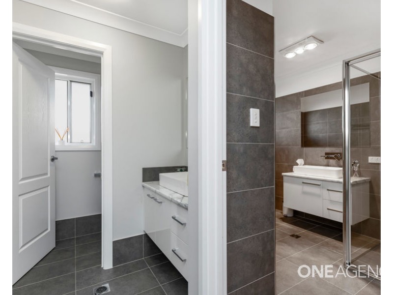 2 CHIPP PLACE, Lloyd NSW 2650