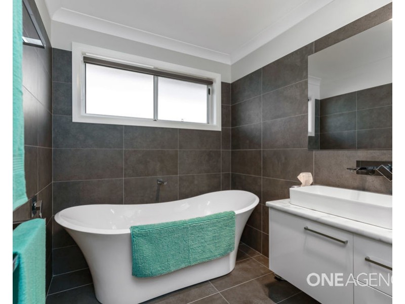 2 CHIPP PLACE, Lloyd NSW 2650