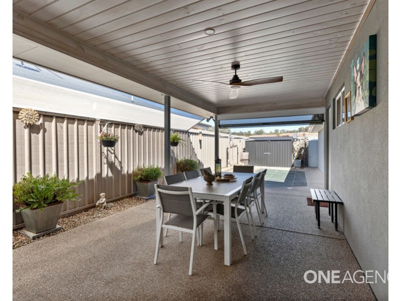 2 CHIPP PLACE, Lloyd NSW 2650
