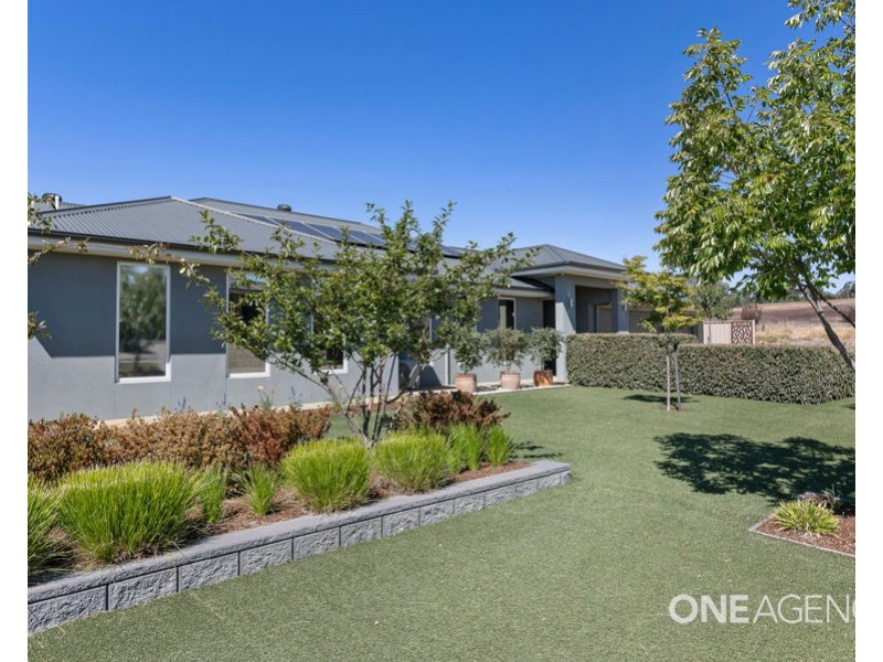 2 CHIPP PLACE, Lloyd NSW 2650