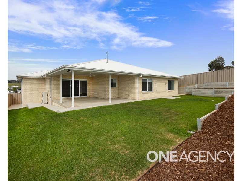 24 PRESTON CRESCENT, Lloyd NSW 2650