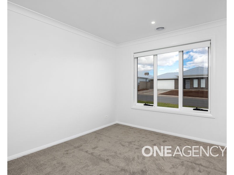 1 DENNY CRESCENT, Gobbagombalin NSW 2650