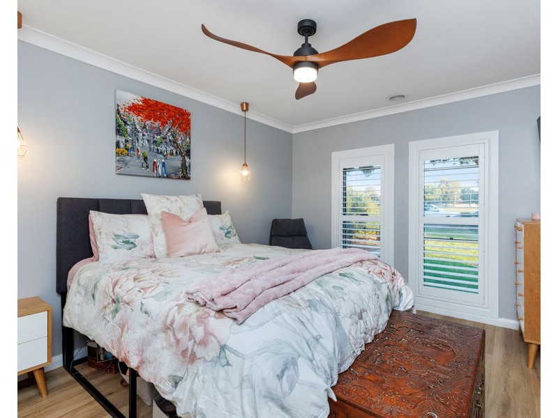 25 LAKE STREET, Lake Albert NSW 2650