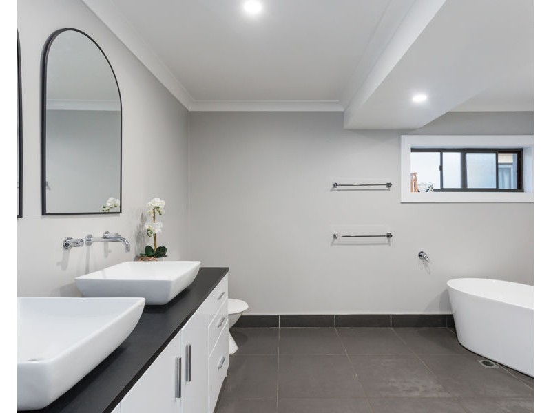 25 LAKE STREET, Lake Albert NSW 2650