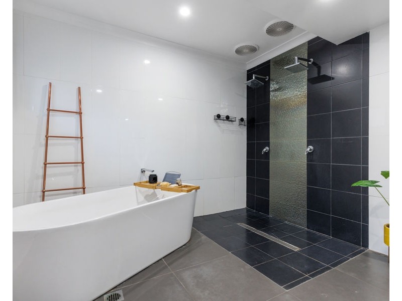 25 LAKE STREET, Lake Albert NSW 2650