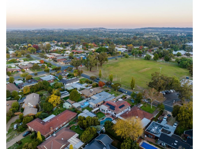 25 LAKE STREET, Lake Albert NSW 2650