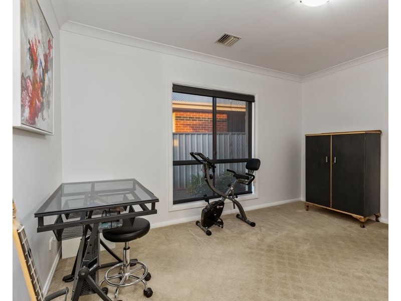 126 YENTOO DRIVE, Glenfield Park NSW 2650