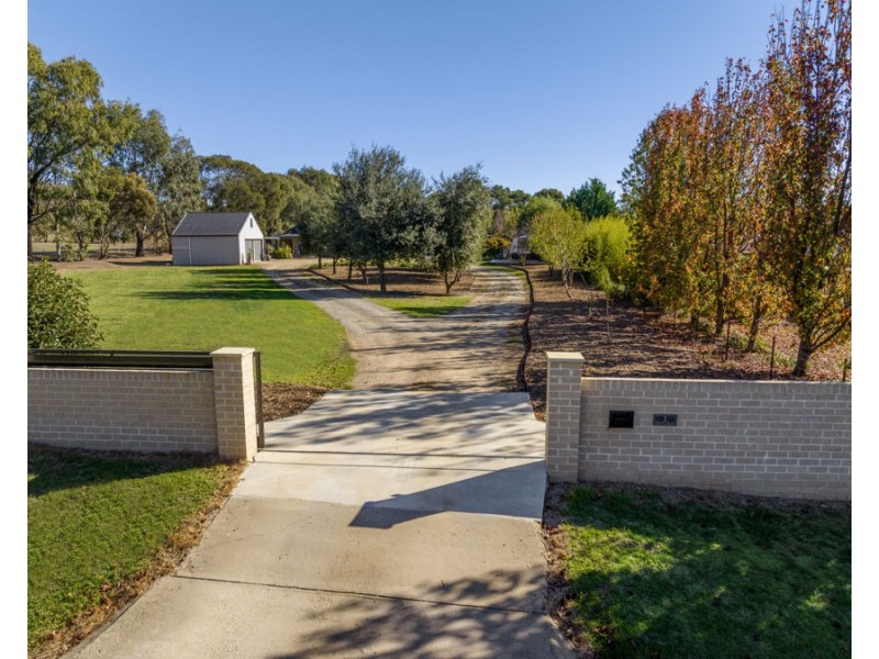 1 CORREA PLACE, Springvale NSW 2650