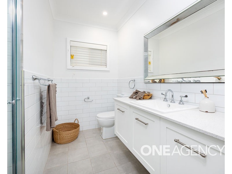 8 AVON AVENUE, Lake Albert NSW 2650