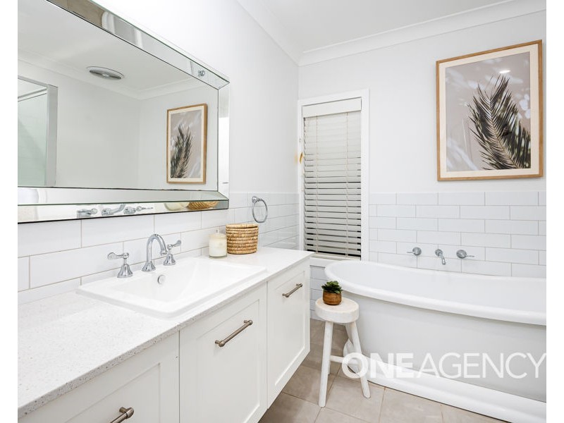 8 AVON AVENUE, Lake Albert NSW 2650