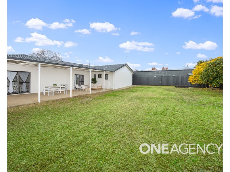 8 AVON AVENUE, Lake Albert NSW 2650