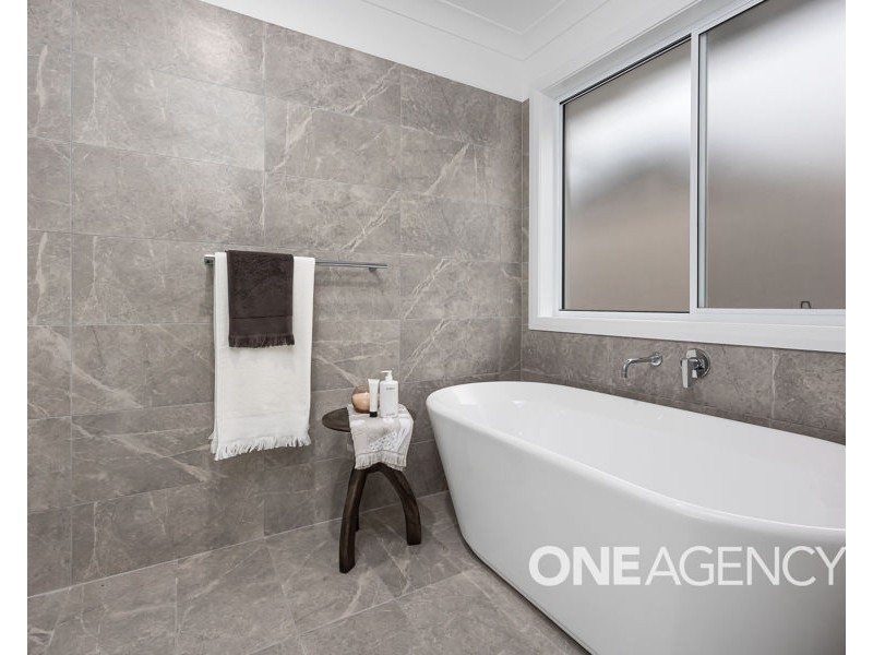 30 BARTON AVENUE, Lloyd NSW 2650