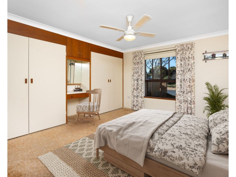 18 OLEANDER CRESCENT, Lake Albert NSW 2650