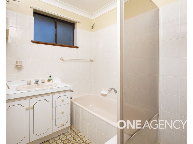 18 OLEANDER CRESCENT, Lake Albert NSW 2650