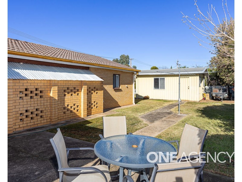 18 OLEANDER CRESCENT, Lake Albert NSW 2650