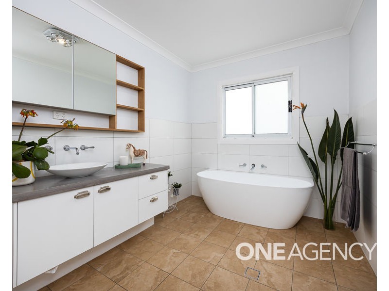 12 KYEAMBA AVENUE, Lake Albert NSW 2650