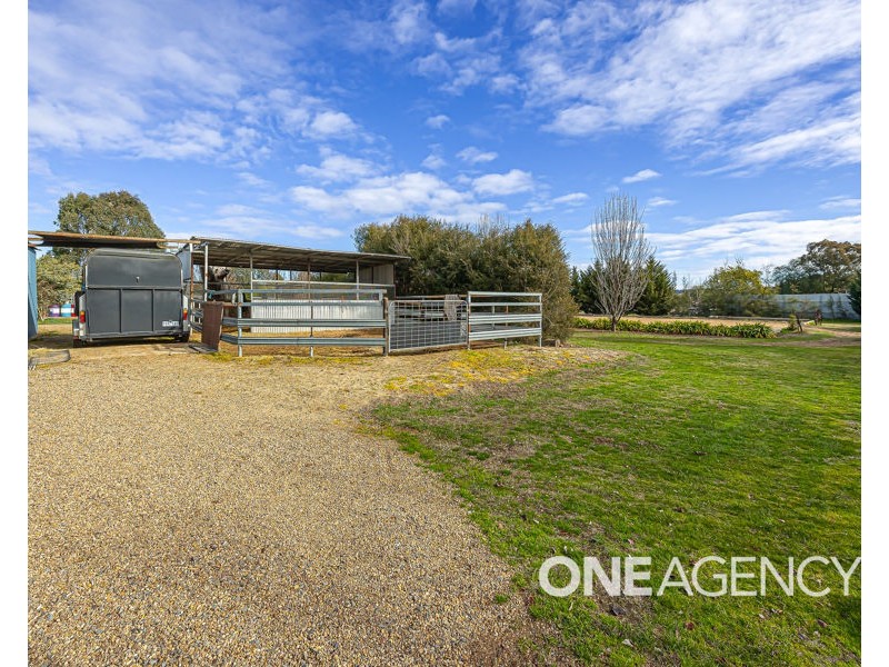 12 KYEAMBA AVENUE, Lake Albert NSW 2650