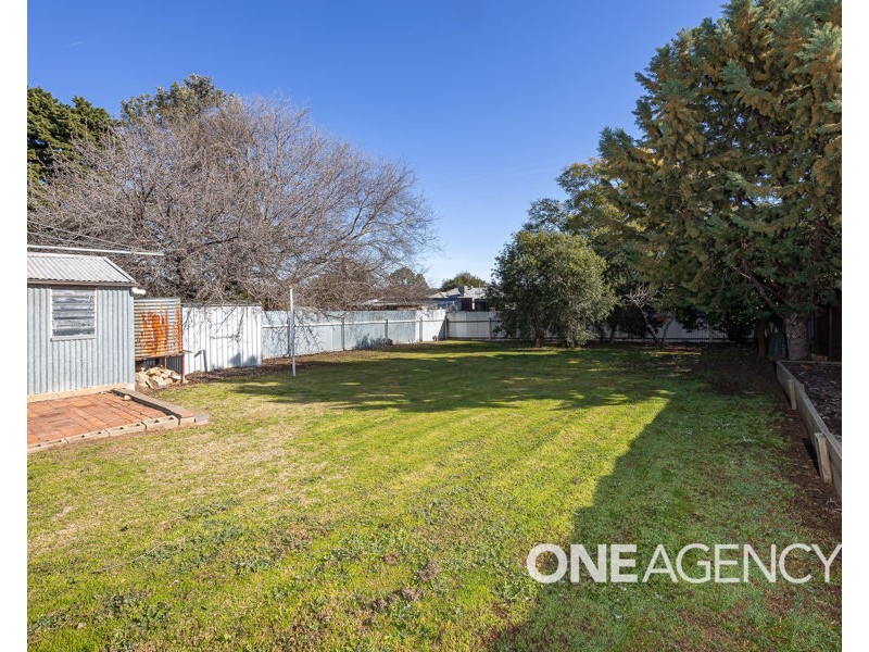 10 SPOONER AVENUE, Mount Austin NSW 2650