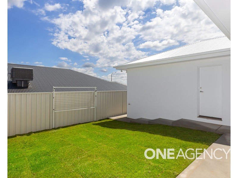 22 BENNELONG CRESCENT, Lloyd NSW 2650