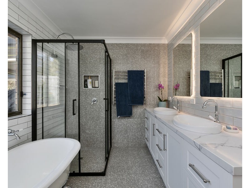 6 MICHAEL AVENUE, San Isidore NSW 2650
