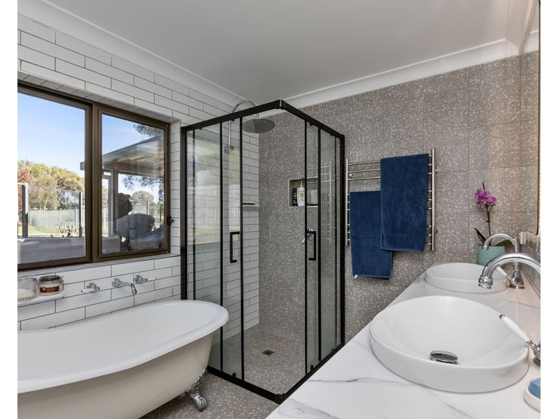 6 MICHAEL AVENUE, San Isidore NSW 2650