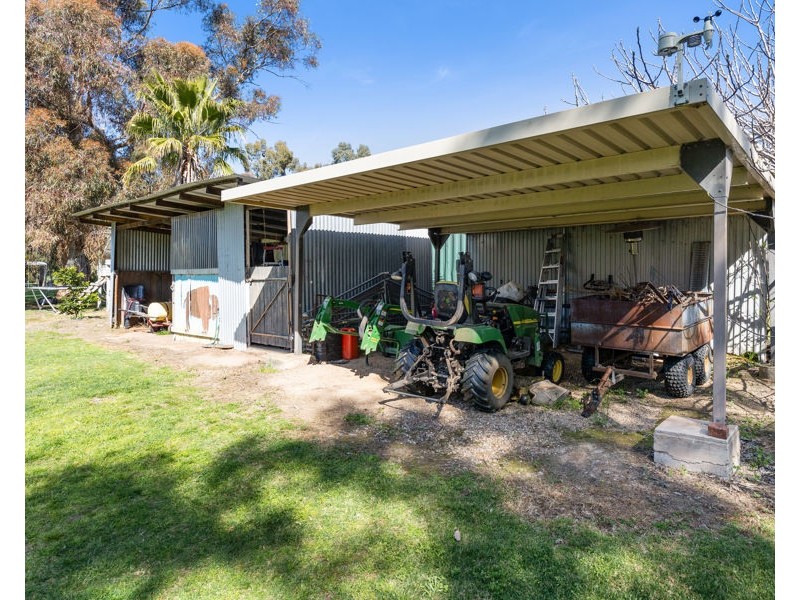 6 MICHAEL AVENUE, San Isidore NSW 2650