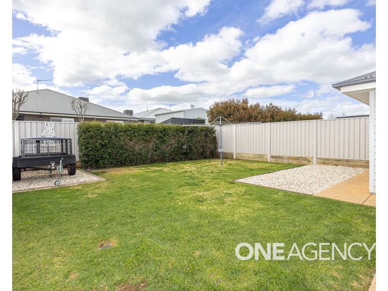 26 YENDA AVENUE, Gobbagombalin NSW 2650