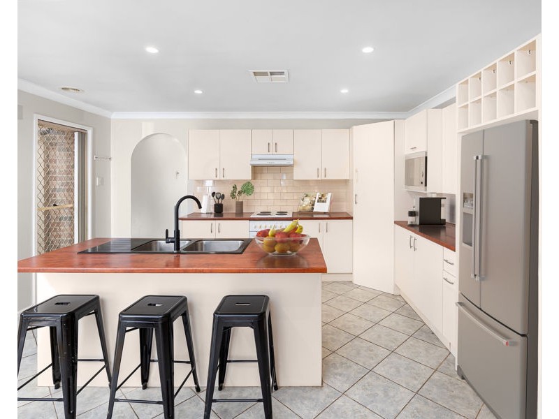 1/8 CANOLA PLACE, Estella NSW 2650