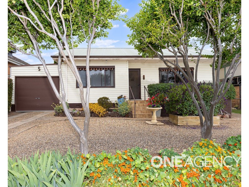 5 KOORA PLACE, Mount Austin NSW 2650