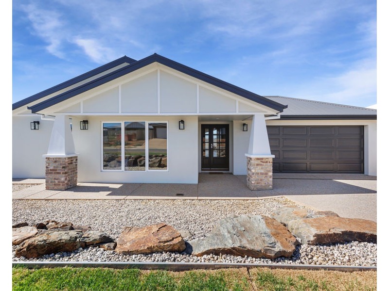 17 BURT STREET, Gobbagombalin NSW 2650