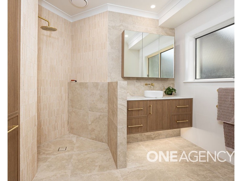 13 LANSDOWNE AVENUE, Lake Albert NSW 2650