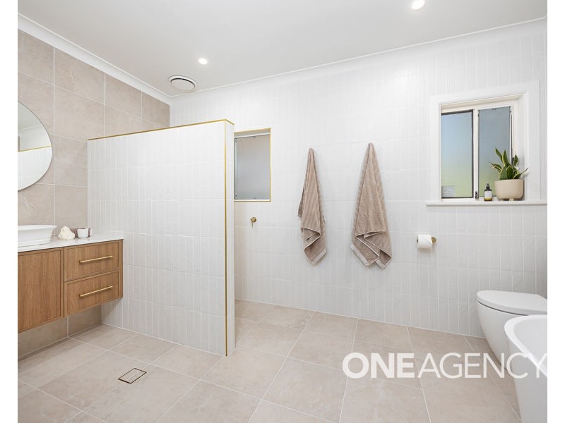 13 LANSDOWNE AVENUE, Lake Albert NSW 2650