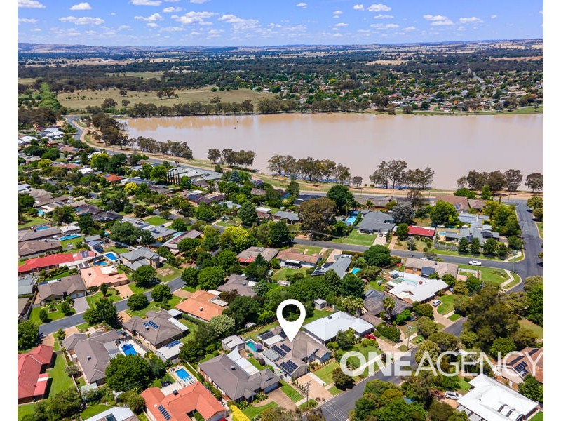 13 LANSDOWNE AVENUE, Lake Albert NSW 2650