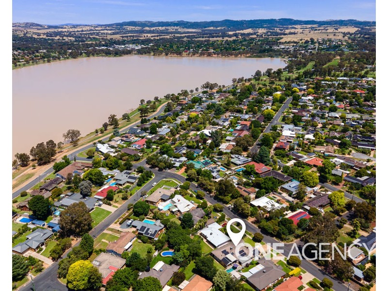 13 LANSDOWNE AVENUE, Lake Albert NSW 2650