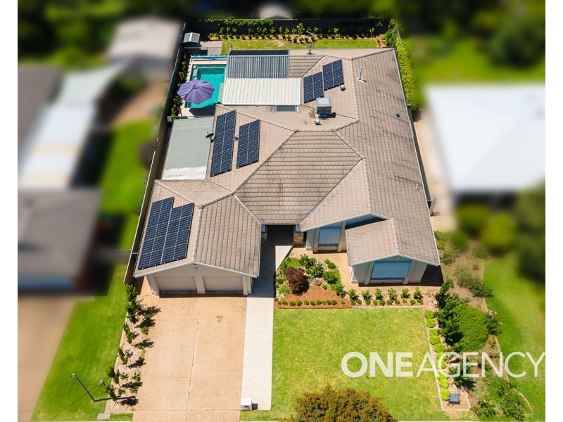 13 LANSDOWNE AVENUE, Lake Albert NSW 2650