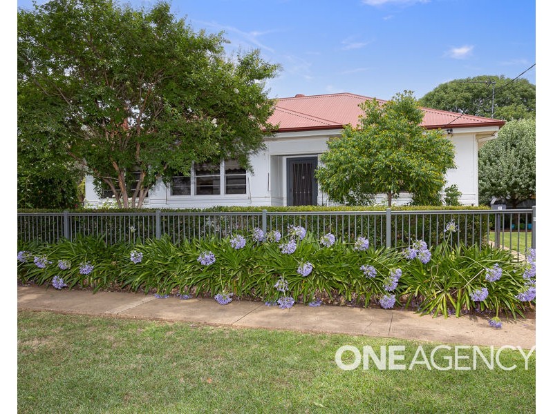 2 CHARLEVILLE ROAD, Turvey Park NSW 2650