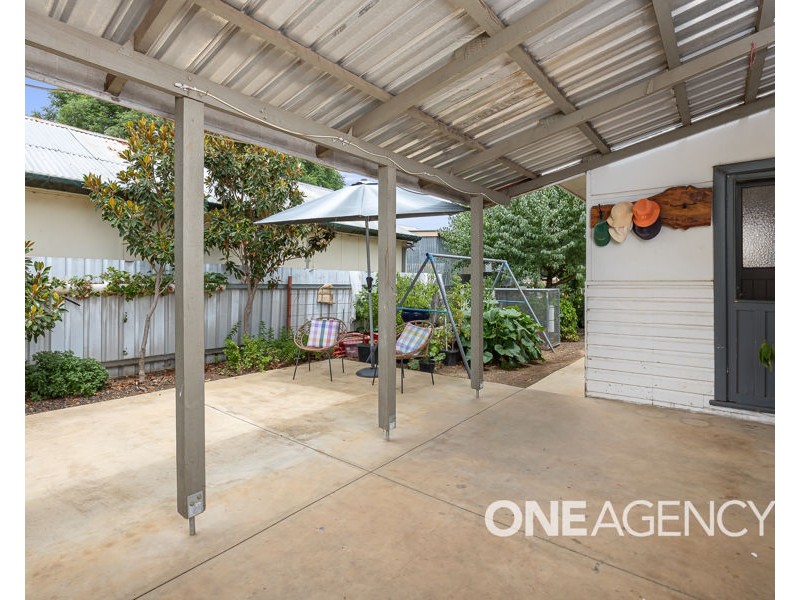 2 CHARLEVILLE ROAD, Turvey Park NSW 2650