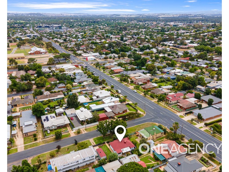 2 CHARLEVILLE ROAD, Turvey Park NSW 2650