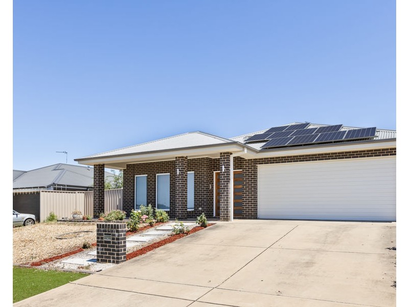 17 DEAKIN AVENUE, Lloyd NSW 2650