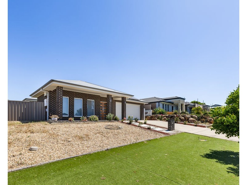 17 DEAKIN AVENUE, Lloyd NSW 2650