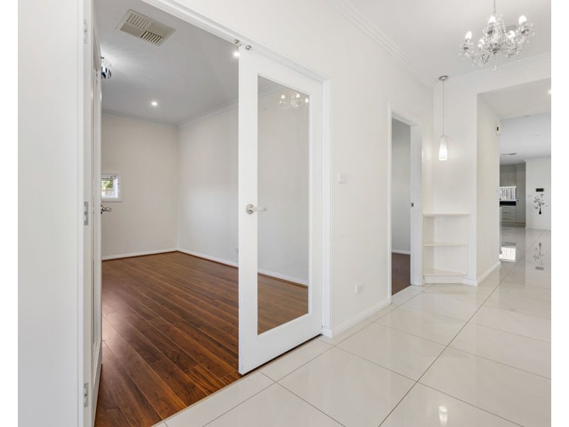 17 DEAKIN AVENUE, Lloyd NSW 2650