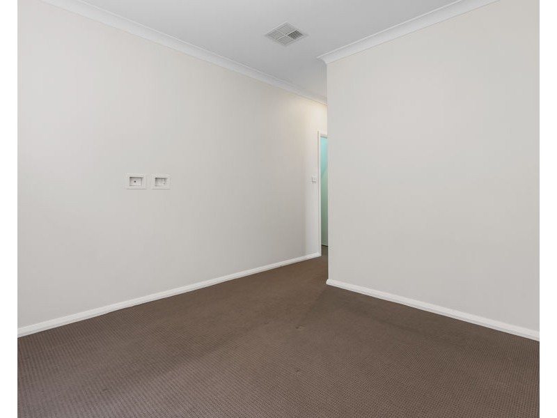 17 DEAKIN AVENUE, Lloyd NSW 2650