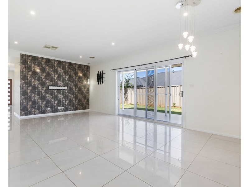 17 DEAKIN AVENUE, Lloyd NSW 2650