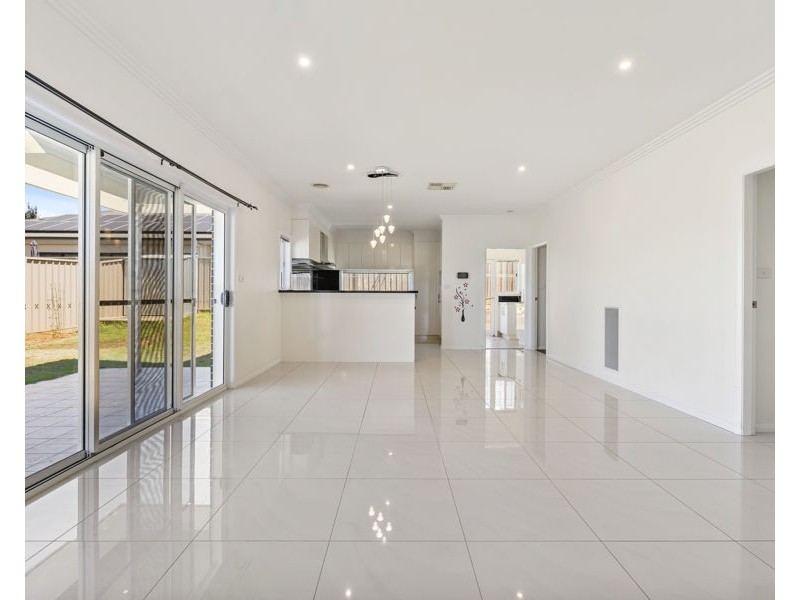 17 DEAKIN AVENUE, Lloyd NSW 2650