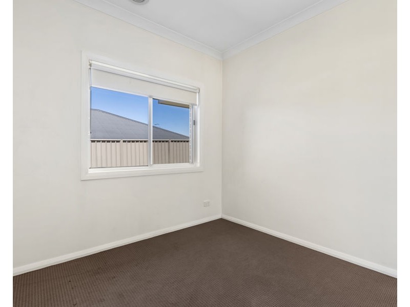 17 DEAKIN AVENUE, Lloyd NSW 2650