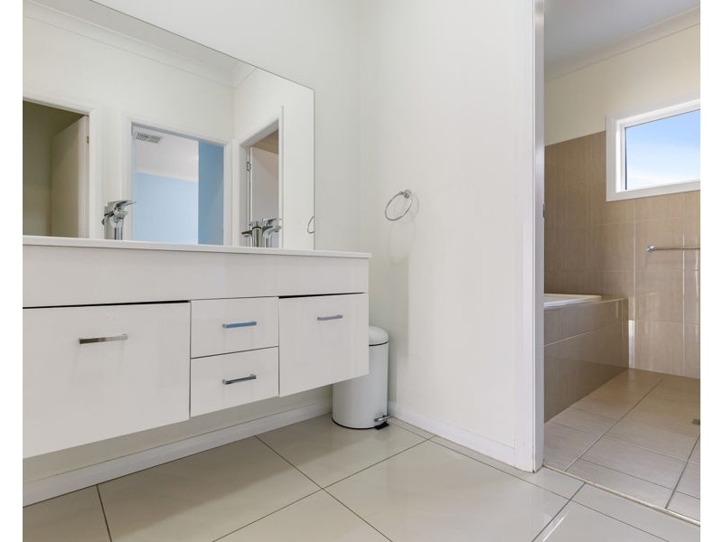 17 DEAKIN AVENUE, Lloyd NSW 2650